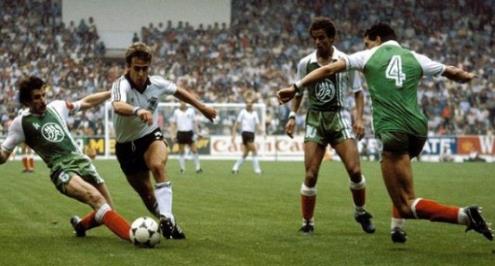 قصص يلا كورة.. فضيحة خيخون "المونديالية" التي قهرت محاربي الصحراء